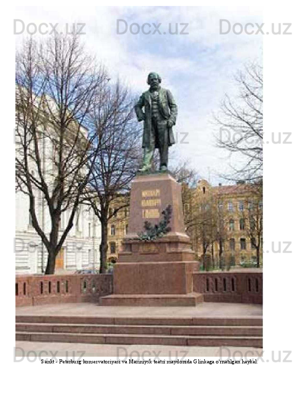 Sankt - Peterburg konservatoriyasi va Mariniysk teatri maydonida Glinkaga o'rnatilgan haykal. 