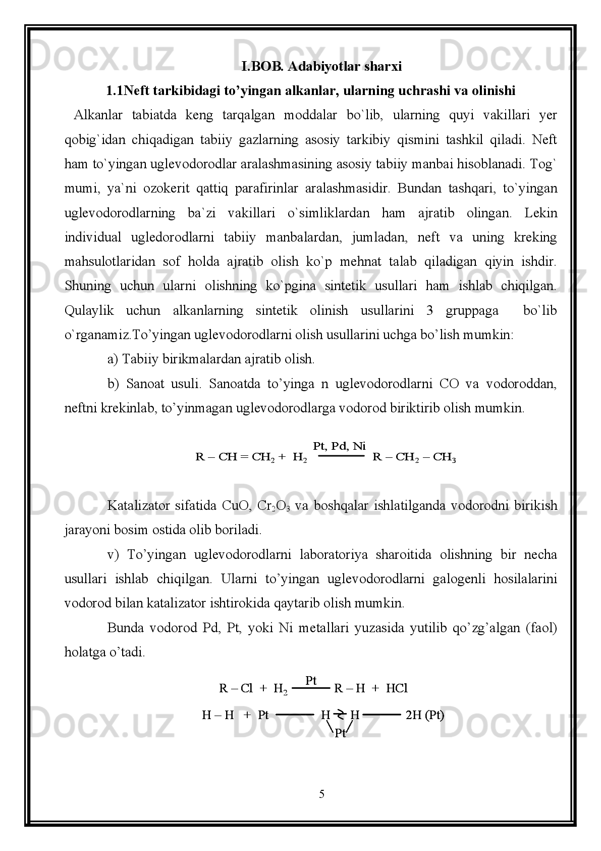 Ko`rsatilgan   azotli   birikmalarning   alkilli   hosilalari   (asosan   metil-   va   etilli
hosilalar),   hamda   ularning   alisiklik   va   aromatikli   (neytral)   gomologlari   bo`lishi
mumkin.   Ayrim   neftlarda,   hatto   tiniq   fraksiyalarda   ham   molekulasida   azot   va
oltingugurt   atomi   bo`lgan   tioxinolinlar   yoki   azot   va   kislorod   atomi   bo`lgan
gidroksipiridin, gidroksixinolin birikmalar ham uchratiladi.
Molekulasida   indol-   va   karbazolxinolinlar   -   ikki   azoti   bo`lgan   birikmalar
ham aniqlangan.
Neftning neytral azot – organik birikmalari
  Azot   saqlovchi   neytral   birikmalar   asosan   pirrol,   indol   va   karbazol
hosilalari,   hamda   kislota   amidlaridan   iborat.   Pirrolning   alifatik   qator   hosilalari
neftdan ajratib olinmagan, biroq, ularning mavjudligi haqida fikr - gumonlar ham
yo`q   emas.   Pirrolning   aromatik   hosilalari   bo`lmish   indol,   karbazol   va   ularning
gomologlari   topilgan   va   neftdan   ajratib   olingan.   Masalan,   AQSh   neftlarida
quyidagi birikmalar va ularning hosilalari borligi aniqlangan:
Karbazol,   benzokarbazol   hosilalarining   miqdori   yuqori   qaynaydigan
fraksiyalar (450-540 0
C) da ortib borib, azotli birikmalarning asosiy qismini tashkil
qiladi.   Undan   tashqari,   og`ir   neft   qoldiqlarida   porfirinlar   (metin   ko`prigi   orqali
bog`langan   4   pirrol   halqasi)   va   kislota   amidlari   mavjuddir.   Benzin   fraksiyalarida
azot   amalda   aniqlanmaydi.   Azotli   birikmalar   azotli   asoslarining   ko`pchilik   qismi
dizel va keng gazoyl fraksiyalarida yig`ilgan. Azotli birikmalarning asosiy massasi
500 0
C   gacha   haydaluvchi   fraksiyadan   so`ng   qolgan   qoldiqda   kuzatilib,   asosan
karbazol   va  pirrol   hosilalaridan,  ya'ni,   neytral  azotli  birikmalardan  iborat  bo`ladi.
Azotli asoslarga esa qoldiqdagi azotning 1/3 qismi to`g`ri keladi.
Neftning oltingugurt saqlovchi birikmalari
Hozirda   neft   zahiralarining   dunyo   bo`yicha   ko`pchilik   qismi   oltingugurtli
yoki   yuqori   oltingugurtli   hisoblanadi.   Ushbu   neftlarni   qayta   ishlash   va   neft
33N
HIndol  
(Benzopirr
ol) N
HКаrbaz
ol N
HBenzokarbaz
ol 