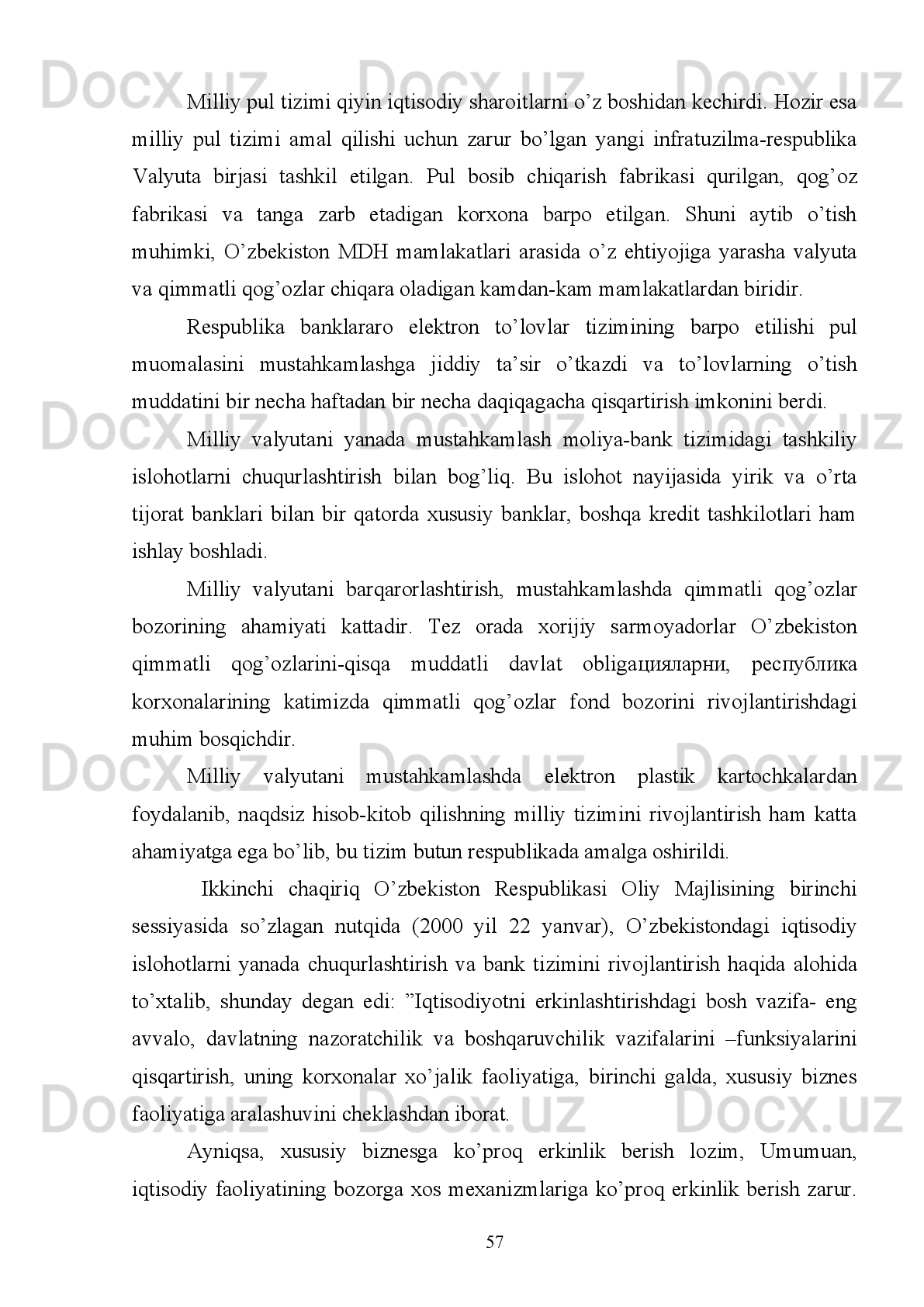 1993 yil 15 noyabrdan boshlab o’zining oraliq valyutasi-so’m kuponga o’tdi va 1,
3,   5,   10,   25,   50,   100,   200,   500,   1000,   5000   va   10.000   so’m   qimmatidagi   so’m-
kuponlar muomalag kiritildi.
O’zbekiston Respublikasi Oliy Kengashining 1993 yil 3 sentabrdagi 952-XII
son   qaroriga   muvofiq   1994   yilning   1   iyulidan   boshlab   O’zbekiston
Respublikasining   milliy   valyutasi   muomalaga   kiritildi.   Yangi,   1,   3,   5,   10,   20,   50
tiyinlik   metall   tanga   pullar   va   1,   3,   10,   25,   50,   100   qimmatidagi   ”so’m”pul
chiqarila boshladi.
Aynan   istiqlol   yillarida   mamlakatiiz   makroiqtisodiy   barqarorlikka   erishdi,
isglab-chiqarishing   o’sishi   bilan   milliy   valyuta-so’mning   qadri   kuchayib   bordi,
joriy opera ц iyalar hisobi bo’yicha uning almashuvi qobiliyatiga erishildi.
Hozirgi   davr   rivojlanish   jarayonining   ildizlari   asrlar   qa’riga   borib   taqaladi.
O’z   davrida,   Amir   Temur   tomonidan   asos   solingan   va   umumiy   qonunlarga   rioya
etishga asoslangan davlatchilik, siyosat, iqtisod va moliyani boshqarishning o’ziga
xos   tamoyillari,   usullari   va   an’analari   bugungi   kunda   ham   o’z   ahamiyatini
yo’qotgani yo’q.
O’zbekiston   Respublikasi   mustaqillik   yo’llari   davomida   o’zining   milliy
valyutasi-so’mini   va   bir   qator   yubiley,   esdalik   tangalarni   chiqardi.   Ular   o’zida
milliy   qayta   uyg’onish   jarayonlarini   va   mustaqil   O’zbekistonning   eng   ilk   pul
tarixining shakllanishini aks ettiradi.
O’zbekiston   Respublikasi   Moliya   vazirligi   va   Markaziy   banki   O’zbekiston
Respublikasi   mustaqilligining   uch   yilligi   munosabati   bilan   1994   yil   1   sentabrdan
har birining qiymati 10 so’mlik ikkita yubiley tangasini muomalaga chiqardi.
1. Oq rangdagi, qiymati 10 so’mlik 999,9 probali kumushdan tayyorlangan,
vazni bir un ция -31 б 301 grammdan iborat.
2.   Sariq   rangdagi   yubiley   tangasi   mis-nikel   qotishmasidan   tayyorlangan,
vazni 28,28 grammdan iborat bo’lib, u 10 milli gramm og’irlikdagi 999,9 probali
oltin bilan qoplangan.
Har ikki yubiley tangasining diametri 38,6 millimetrli doira shaklida bo’lib,
yuz va orqa tomonidagi aylanasida bo’rtiq hoshiya bor.
53