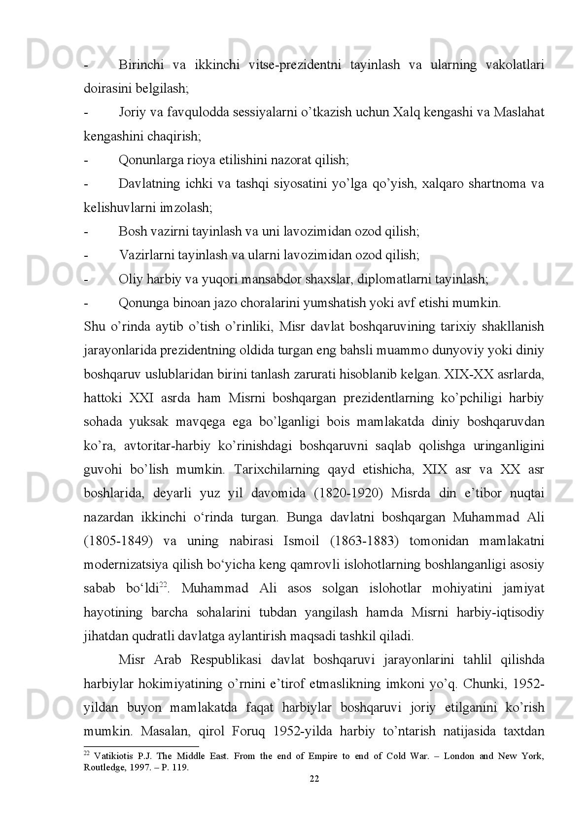 boshkalardir,   Bular   qariyib   barcha   mamlakatlar   Konstitutsiyalarida   belgilab
qo‘yilgan   tartib-qoidalardir.   Biroq   demokratiyani   joriy   etishda   bularning   o‘zi
kifoya   qilmaydi.   Faqat   shuning   o‘zi   aholi   barcha   ehtiyojlarini,   ma’naviy-
ruxiyolamini qamrab ololmaydi. Chunki xar bir xalqning o‘z turmush va tafakkur
tarzi,   tarixiy   an’analari,   hayotga   munosabati   va   boshqa   jihatlari   bor 13
.   Demak,
demokratiyaga yondashish usuli bor. Birinchi Prezidentimiz: “Sharqda demokratik
jarayonlarning qadimdan shakllangan  o‘ziga xos  va o‘ziga  mos  xususiyatlari  bor.
Buni   aslo   nazardan   qochirib   bo‘lmaydi.   Ya’ni,   Sharqda   demokratik   jarayonlar
uzviy   ravishda   va   asta-sekin   (musulmonchilik   asta-sekin,   kofirlik   bir   pasta)
taraqqiy   topadi.   Bu   sohada   inqilobiy   o‘zgarishlar   yasashga   urinishlar   g‘oyat
noxush, xatto fojiali natijalarga olib keladi. Inqilobni G‘arb olimlari ham «ijtimoiy
taraqqiyotning   ibtidoiy   va   yovvoyi   shakli”   deb   ataganlar.   Tabiiyki,   bunday   yo‘l
bizga   aslo   to‘g‘ri   kelmaydi”,   deganida   demokratiyani   joriy   etishning   yurtimizda
o‘zbekona tamoyillari shakllanayotganini ko‘rsatadi.
1.  Ikkinchidan,   demokratik   jarayonlarni   chetdan   nusxa   olib   ko‘r-ko‘rona
ko‘chirish emas, balki tabiiy, tadrijiy o‘sishini ta’minlash. Bu degani O‘zbekiston
mustaqillikka   chiqqanidan   keyin   bir   qator   mamlakatlar,   jumladan,   Turkiya,
Germaniya,   Angliya,   Fransiya   va   boshqa   mamlakatlarning   demokratik   taraqqiyot
yo‘llari  bilan tanishdi, ularda biz uchun ibratli  va o‘rganishga  arziydigan jihatlari
bor. Biroq O‘zbekiston Prezidenti bu masalaga o‘z munosabatini  bildirdi. Har bir
millat   o‘z   milliy   ruhiyatidan   kelib   chiqib   bu   masalaga   yondashishi   zarur...
Odamlarning tafakkuri va ijtimoiy saviyasi  bilan demokratik o‘zgarishlar darajasi
va sur’atlari bir-biriga qanchalik mutanosib bo‘lishiga bog‘liq. Tarixiy tajribaning
ko‘rsatishicha,   demokratik   jarayonlarni   chetdan   nusxa   olib   ko‘r-ko‘rona   nusxa
ko‘chirish   aslo   samara   bermaydi.   Aksincha,   bunday   yo‘l   chalkash   va   xatarli
oqibatlarga olib kelishi mumkin, degan edi I. Karimov.
2.  Uchinchidan,   mamlakat   tub   aholisining   (jamoatchilik)   ruhiyatini   hisobga
olish   lozim   bo‘ladi.   Yoki   hurriyatga   munosabati   xam   boshqalardan   andoza   olish,
mamlakat tub aholisi ruhiyatini hisobga olmaslik rahbarni ham, aholini ham, butun
13
  Musaev F. Demokratik davlat  q urishning falsafiy-hu q u q iy asoslari. – T.: O’zbekiston, 2007. – B. 17.
15