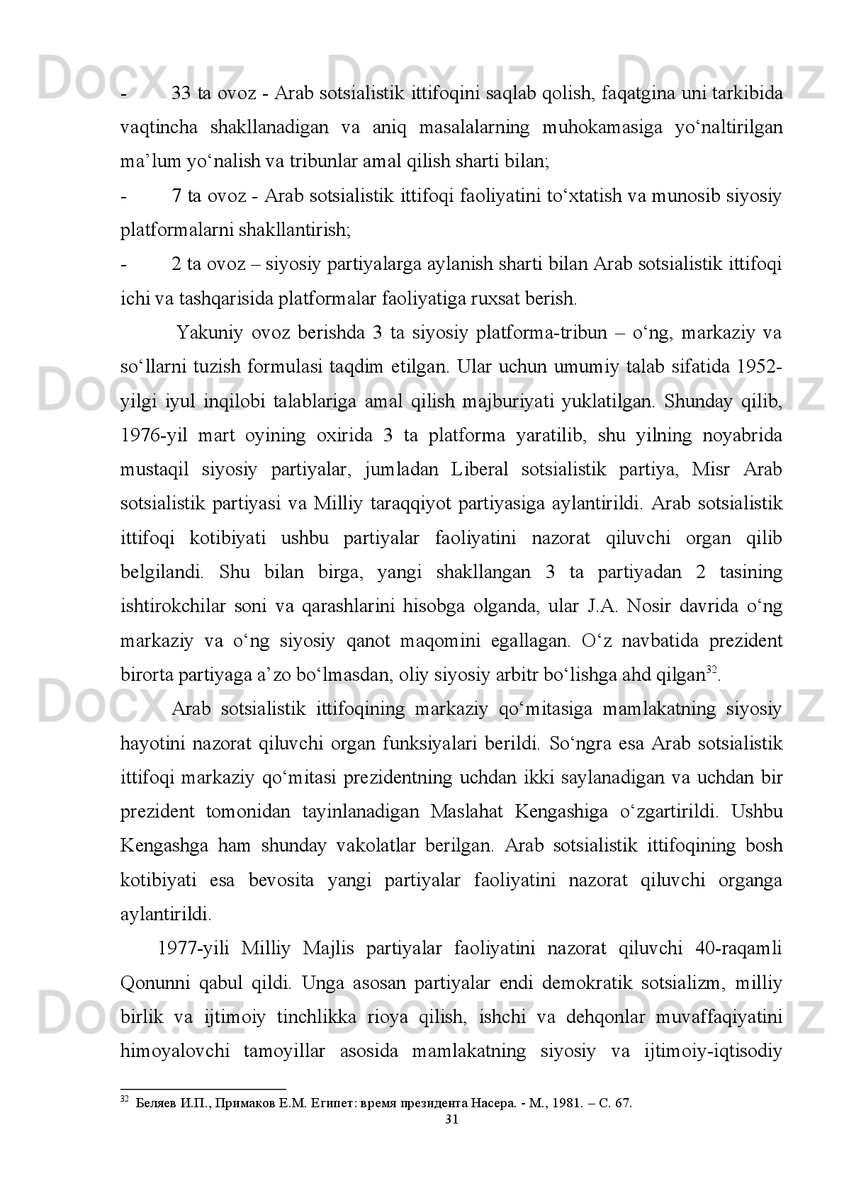 1970-yilda hokimiyat tepasiga kelgan Anvar Sadat dastlab Nosir sotsializmi
yo’lidan   bordi.   Biroq,   keyinchalik   1974-yildan   boshlab   AQSHning   kapitalistik
boshqaruv   uslubi   tomon   o’zgarishni   amalga   oshirdi.   Albatta,   bunga   asosiy   sabab
Yaqin Sharqdagi vaziyatga AQSHning aralashuvi hisoblanadi. Aynan 1974-yildan
boshlab A.Sadat “intifax” deb atalgan xususiy tadbirkorlikni qo’llab-quvvatlovchi
“ochiq eshiklar” siyosatini e’lon qildi. “Ochiq eshiklar” siyosatining negizida Misr
iqtisodiyoti G’arb va Amerika mablag’larining oqib kelishi  bilan jonlanishi kerak
edi. 1979-yil 26-martda Misr  va Isroil o’rtasida imzolangan Kemp-Devid tinchlik
shartnomasi   mamlakat   boshqaruviga   qarshi   islomiy   kuchlarning   g’alayon
ko’tarishiga olib keldi. Mana shunday vaziyatda Musulmon birodarlar hokimiyatga
intilayotgan   qudratli   siyosiy   kuchga   aylana   bordi.   Oddiy   xalqning   ko’z   o’ngida
“Musulmon   birodarlar”   byurokratik   qonunsizlikka,   poraxo’rlikka,   to’rachilikka
qarshi   kurashuvchilar   edi   va   ularning   qonundan   tashqari   deb   e’lon   qilinishi,
aksincha, ular ta’sirining oshishiga olib kelardi. Ular Misrning hukmron tabaqasini
islomdan   chekinishda   ayblar   ekanlar,   barcha   musulmonlarni   jihod   –   muqaddas
urushga   chaqirardilar   va   haqiqiy,   islomona   boshqarishni   talab   qilardilar.   Bunda
jihod   davomida   ko’ngillilarning   o’limiga   dinning   eng   ulkan   ulug’vorligi   deb
qaralardi 24
. 
1981-yil   6-oktabrda   harbiy   parad   davomida   Anvar   Sadatning   o’ldirilishi
Misr davlat boshqaruvida yangi o’zgarishlarni olib kelishi ehtimoli haqida gapirila
boshlandi.   Lekin   bunday   ulkan   yoki   keskin   o’zgarishlar   vujudga   kelishi   sodir
bo’lmadi. Albatta, davlat boshqaruvida turli xil islohotlar yo’lga qo’yildi, biroq bu
islohotlar   oldingi   harbiy   avtoritar   boshqaruv   unsurlaridan   deyarli   farq   qilmasdi.
Mamlakat   prezidenti   lavozimini   egallagan   Husni   Muborak   mamlakat   harbiylari
orasida   kuchli   fitna   borligini   juda   yaxshi   bilardi.   Ular   orasida   “Musulmon
birodarlari”   tarafdorlari   ham,   g’arbiy   kapitalizm   rivojlanish   tarafdorlari   ham
mavjud   edi.   Shu   boisdan   Husni   Muborak   o’z   boshqaruvining   dastlabki
davrlaridanoq   mutaassib   va   radikal   ko’rinishdagi   oqimlardan   armiyani   tozalash
ishlarini olib bordi.
24
  E rgashev Sh., Bobomatov T.  XX asr t a q dirlarda aks etgan tarix.  – T. :   “O’zbekiston”, 2015. – B. 342.
24 