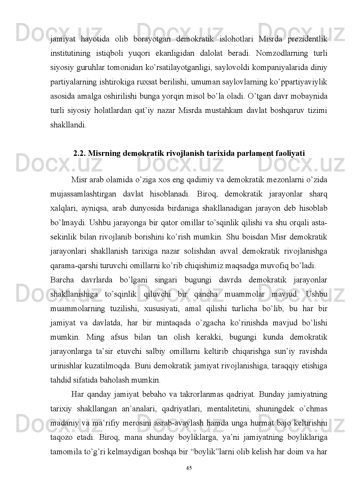 Arab-Isroil   muammolarini   hal   qilish,   mintaqaviy   xavfsizllikni   ta’minlash   va
umuman   Yaqin   Sharqdagi   nizoli   hollarni   hal   qilish   shular   jumlasidandir.   Aynan
mana shu omillar Misr prezidentini davlat rahbari va yetakchi sifatidagi obro’yini
ko’tarib   yuboradi.   Bundan   tashqari   o’zaro   foydali   asoslarda   chet   el
investitsiyalarini   jalb   qilinishiga   olib   keladi.   Misrning   xalqaro   maydondagi   yana
bir  maqsadi   BMT  Xavfsizlik   Kengashining  doimiy  a’zosiga   bo’lishdir.  Bu  haqda
Milliy   Majlisning   tashqi   ishlar   qo’mitasi   1996   yil   mayda   qilgan   maruzasida
aytilgan edi. Unga ko’ra Misr BMT Xavfsizlik Kengashining doimiy azosi bo’lishi
uchun   xalqaro   maydondagi   barcha   davlatlar   bilan   yaqin   va   do’stona   aloqalar
o’rnatish   va   mintaqada   Misrning   yetakchi   sifatida   ta’sir   doirasini   kengaytirish
lozimligi   aytib   o’tildi.   Bu   mintaqa   davlatlari   va   Misr   bilan   do’stona   aloqada
bo’lgan barcha davlatlar manfaatlariga mos kelar edi. Rasmiy Qohira BMTni isloh
qilish   dasturi   bo’yicha   Afrikaga   ajratiladigan   Xavfsizlik   Kengashidagi   ikki
o’rindan   biriga   mos   kelishini   bir   qator   omillar   bilan   izohlaydi.   Buni   isbotlash
uchun ko’pgina dalillarni  keltirib o’tadi. Misr  tashqi  ishlar vaziri Axmed al- Hait
shunday   deydi:   “Misr   butun   Afrika   bo’yicha   eng   katta   iqtisodiyotga   va   xalqaro
hamjamiyat   bilan   keng   aloqalar   o’rnatishga   imkon   beruvchi   eng   ko’p   diplomatik
missiyaga   ega”.   Bundan   tashqari   Misr   ko’plab   xalqaro   tinchlikparvar
operatsiyalarda qatnashayotgan ko’psonli armiyaga ega. Shunday ekan arab, islom
va  O’rtayer  dengizi  nomidan  Xavfsizlik  Kengashida  qatnashishi   mumkin  bo’lgan
Afrika a’zosi  bo’la oladi. Misr  buning uchun kerakli  yordamni  arab davlatlaridan
oladi 39
. 
Misrning kelgusidagi taraqqiyoti va istiqbolini ta’minlovchi omillar qatoriga
geografik joylashhuvini keltirishimiz mumkin. Misr Arab Sharqining ikki qismini
–   Mag’rib   va   Mashriqni   bir-biri   bilan   bog’labgina   qolmay,   turli   madaniyatlar
tutashgan   markazda   joylashgan.   Bu   Misrning   bir   paytning   o’zida   bir   necha
mintaqaning   xalqaro   munosabatlarida   faol   ishtirokchi   bo’lish   imkonini   beradi.
Chunki   u   Arab,   Afrika,   Osiyo   va   O’rta   Yer   dengizi   mintaqalari   tutashgan   joyda
joylashgan.   XX-XXI   asr   davomida   mana   shu   mintaqalar   bilan   faol   hamkorllik
39
  Misr Arab Respublikasida: davlat  va diniy institutlar.   O’ zbekiston Respublikasi Prezidenti xuzuridagi Davlat va
jamiyat  q urish akademiyasi.  – T. ,  2007.  –  B. 32 .   
40 