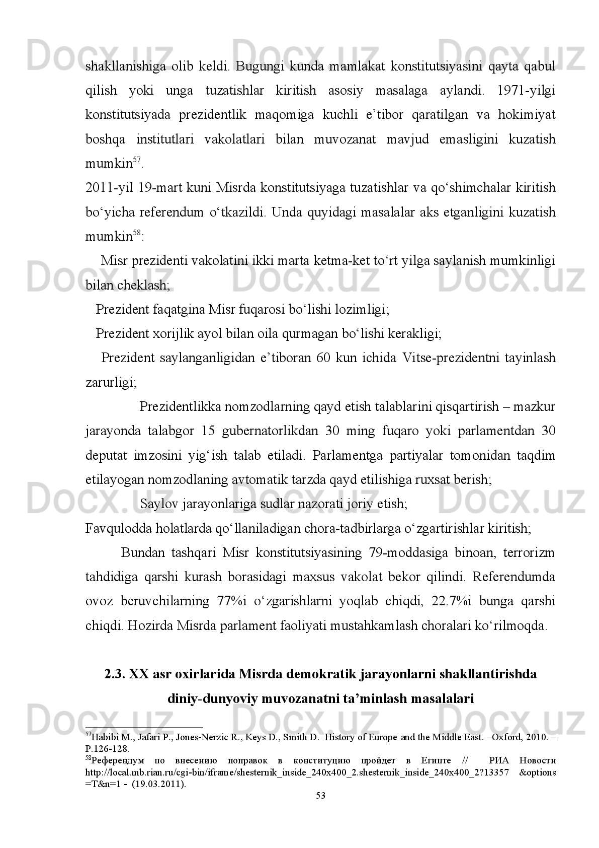 bildirgan   fikrini   ifodalovchi   mabuotgina   demokratik   matbuot   hisoblanadi.
Odamlarda har xil fikr bo’lishi tabiiy” 49
.
Ammo   OAVning   demokratik   jarayonlarga   ta’siri   salbiy   xususiyat   kasb
etayotganligini ham nazardan qochirmaslik zarur. Ya’ni OAV siyosiy maqsadlarni
amalga   oshirishning   o’tkir   quroli   sifatida   jahon   maydonida   gavdalanmoqda.
Ko’pincha odamlar tarqatilayotgan axborotlarning dastlabkisiga ko’proq ishonadi.
Axborot   yordamida   har   qanday   insonni,   jamiyatni,   qolaversa   davlatni   ham
boshqarish mumkinligi haqida so’z   ketsa hech kim buni inkor etmaydi yoki bunga
qarshi   chiqmaydi.   Zeroki,   bugungi   globallashuv   davrida   axborot   quroli   ko’proq
salbiy maqsadlarda foydalanib kelinayotgani hech kimga sir emas. Buni ko’pchilik
axborot  urushi  iborasi  bilan  ifodalashadi.  “Axborot  urushi”  atamasi  ilk bor  1967-
yili tilga olingan bo’lib, bu ibora muallifi sobiq Sovet Ittifoqiga qarshi boshlangan
axborot   urushi   asoschilaridan   biri   Allen   Dallesdir 50
.   Axborot   urushining
demokratik   jarayonlarga   ta’sir   etish   doirasi   juda   keng   va   turli-tuman.   Afsuski,
asosan  islom  dini  e’tiqod qilinadigan mamlakatlarda, ayniqsa  Shimoliy Afrika va
Yaqin   sharq   mamlakatlaridagi   “Arab   bahori”   deb   nomlangan   inqilobiy
harakatlarning   vujudga   kelishida   axborot   vositalarining   ta’siri   nihoyatda   katta   va
sezilarli rol o’ynaganini anglash qiyin emas. 
Bunday   qarashdan   kelib   chiqib   aytish   mumkinki,   demokratiya   ichkaridan
ham,   tashqaridan   turib   ham   o’rnatilmaydi,   balki   har   bir   xalq   demokratiyani   o’z
mentaliteti,   o’z   qadriyatlariga   munosib   tarzda   u   yoki   bu   darajada   hayotga   joriy
etadi. 
Yuqorida sanab o’tilgan omillarning Misr  davlati va jamiyatida demokratik
jarayonlar   shakllanishiga   ta’sir   etganligini   ham   kuzatish   mumkin.   Lekin,   avval
boshida   ta’kidlaganimizdek,   arab   mamlakatlari,   xususan   Misrda   ham   demokratik
tamoyillarning   unsurlari   bir   qator   to’sqinliklarga   uchrab   bosqichma-bosqich
shakllanganini   ko’rish   mumkin.   Ayniqsa,   Misrda   fuqarolarning   huquq   va
49
  Karimov I.A. Yangicha fikrlash va ishlash davr talabi.  –T.5. –T.: 1997. – B. 315.
50
  Musurmon q ulov   O.   Axborot   urushi   va   “Fleshmob”   hodisasi   vositasida   mafkuruviy   tahdid   /   Tinchlik   va
osoyishtalik  –  oliy  ne’mat  /   mas’ul  muharrir  Shayx  Abdulaziz  Mansur;  O’zbekiston  musulmonlari   idorasi;   Milliy
g’oya va mafkura ilmiy-amaliy markazi.   –T.: “Movaraunnahr”, 2013. – B. 102.
49 