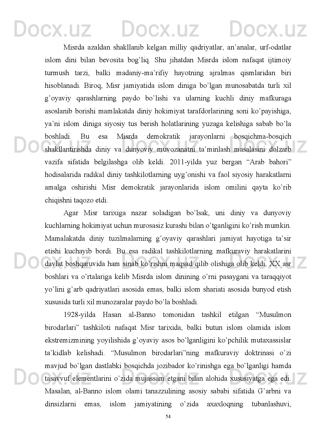 erkinliklarini   himoya   qilish,   ularning   manfaatlarini   davlat   boshqaruvida   ifoda
etishda arab olamida o’ziga xos tajriba maktabi mavjudligini e’tirof etish mumkin.
Ma’lumki, Misrda davlat bosh qaruv   shakli respublika dir.   1953-yilning 18-iyunida
Misrda monarxiya boshqaruv shakli  t ugatildi va  Misr Arab Respublikasi deb e’lon
qilindi 51
.  
Misrda demokratik jarayonlar shakllanishini bevosita parlament institutining
rivojlanishi jarayoni bilan bog’liq, deb aytsak adashmagan bo’lamiz.
  Mis r da   ilk   parlament   instituti   tarixan   1866 - yilda   tashkil   etilgan.   O‘zining   135
yillik   tarix   davrida   32   marotaba   qayta   saylangan.   Dastlab   deputatlar   soni   75   tani
tashkil etgan bo‘lsa, hozirda ularning soni 458 tagacha ortgan. 
1805- yilda Usmoniylar  imperiyasining Misrdagi  voliysi  Muhammad Ali  va
Al-Azhar   ulamolari   mamlakatda   yangi   norozilik   jarayonini   boshlashadi.   Buning
natijasida  Muhammad  Ali  ma’muriy  boshqaruvda   yangi   institutlarni  joriy  etishga
intiladi.   1824-yilda   Yuqori   Kengash   ta’sis   etiladi.   U   vakillik   kengashi   bo‘lib,
aholining   barcha   qatlamlarini   qamrab   oladi.   Dastlab   ular   soni   24   bo‘lib,
keyinchalik   48   taga   oshiriladi.   1825-yil   yanvar   oyida   uning   huquqiy   maqomi
belgilab   beriladi.   O‘rnatilgan   maqomga   ko‘ra,   Yuqori   kengash   vazifasi   ichki
siyosatda Muhammad Ali tomonidan joriy etiladigan masalalarni muhokama qilish
iborat bo‘ladi 52
. 
1829-yili   Yuqori   kengash   o‘z   vazifalari   Maslahat   kengashi   tashkil   etish
orqali   unga   topshiradi.   Maslahat   kengashi   davlatning   yuqori   mansabdorlari,
ulamolardan   tashkil   topadi.   Kengash   boshqa   mamlakatlardagi   parlament   singari
156 a’zodan  iborat   bo‘lib,  33 tasi  yuqori  mansabdor  shaxslar   va ulamolardan,  24
tasi   ma’muriy birlik vakillaridan va  99  tasi   aholi  tomonidan  saylangan  Misr   xalq
vakillaridan iborat bo‘lgan. Kengash o‘z sessiyalarida ta’lim, ma’muriy va jamoat
ishlari bo‘yicha qanday tavsiyalari berishni hal etishgan. 1837-yil Muhammad Ali
davlat   Asosiy   Qonunini   qabul   qiladi.  Asosiy   qonunga   binoan,   Maslahat   kengashi
51
  http://shp.by.ru/spravka/encyclop/bes/6q/6a.shtm  
52
  The   Egyptian   Parliament.   /   Konrad   Adenauer   Stiftung,   Research   Paper.   –Berlin,   2008.   –P23-25.   //
http://www.kas.de/wf/doc/kas_456-54-2-30.pdf
50 