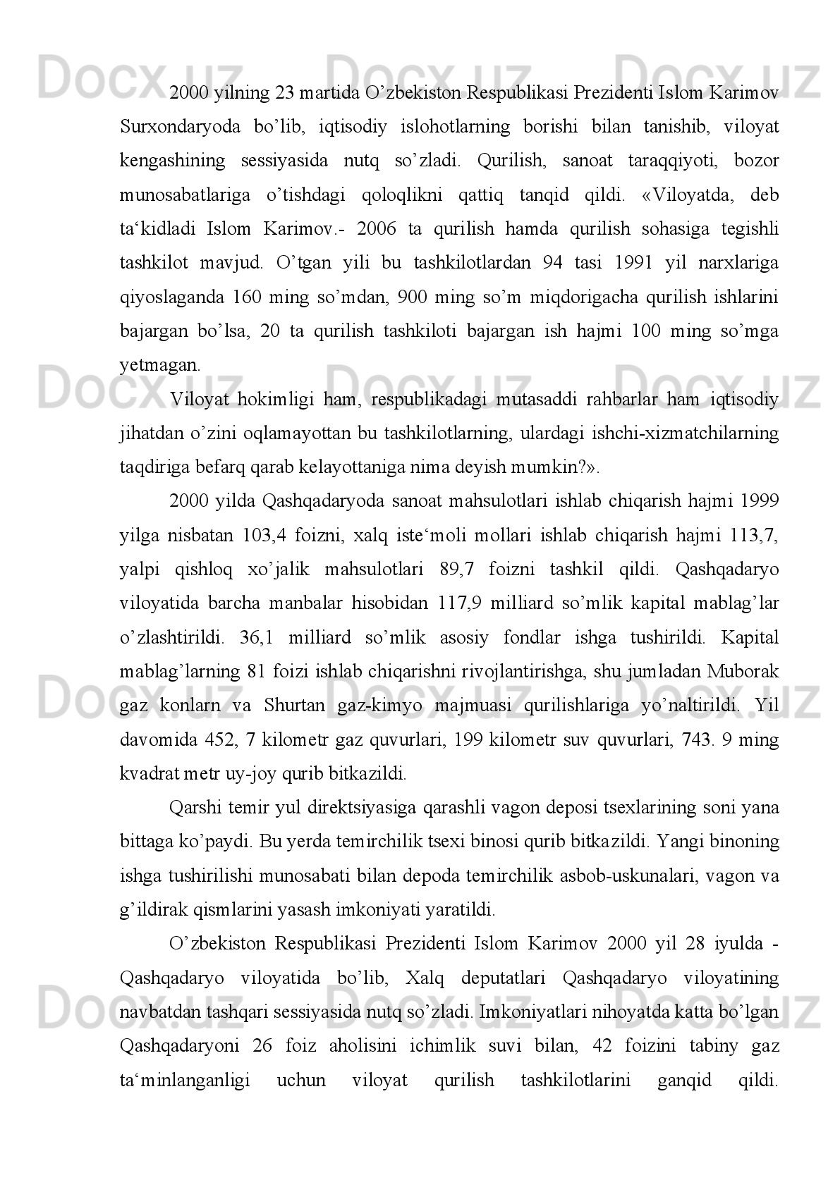 1995 O’zbekiston   «O’zmontajmaxsusqurilish»   assotsiatsiyasining
Surxonda-ryodagi 93-maxsus tresti jamoasi korxonasi  1995 yilda rejada 4 milli on
55   ming   o’rniga   4   million   653   million   so’mlik   qurilish   montaj   ishla rini   bajardi
yoki   reja   115   foizga   uddalandi.   Quruvchilarning   jonbozlik   bilan   mehnatlari
natijasida Denov shahar korxonalarining ish maromi yanada yaxshilandi, yangi ish
joylari yaratildi va mahsulotning sifati oshdi. 
1995   yilda   Surxondaryo   xo’jaliklararo   qurilishlar   tresti   jamoasiga
Sho’rchidagi   279,   Sariosiyoda   273,   Denovdagi   280,   Qumqo’rg’ondagi   275,
xo’jaliklararo   mashinalashtirilgan   ko’chma   jamlanmalari   bunyodkorla-rining
ishlari, ayniqsa, samarali bo’ldi.
1995 yilda Sariosiyoda don mahsulotlari qabul qilish korxonasi  qurib ishga
tushirildi.   Korxona   qurilishiga   65   million   693   ming   so’m   pul   sarf   qnlindi.
Korxonani   barpo   etishda   281-MPMK,   273-MPMK   va   «To’pa-langtidrostroy»
trestiga   qarashli   2-PMK   qurilish   tashkilotlari   o’z   hissalarini   qo’shdilar.
Quruvchilarning mehnati bilan yangidan 30 ta ish joyi yaratildi.
1995   yilda   Denov   shahar   mehnat   birjasi   rahbarlari   fuqarolarning   ish   bilan
ta‘minlash   bilan   birga   jamoa   a‘zolari   uchun   qo’shimcha   daromad   olish   yo’llarini
izlay   boshladilar.   Ma‘lumki,   shu   maqsadda   1993   yilda   birja   qoshida   tikuvchilik
bilan   shug’ullanadigan   «Sahovat»   kichik   korxonasi   tashkil   etilib,   unda   5   kishi
mehnat qila boshlagan bo’lsa, 1995 yilga kelib, ularning soni 55 kishiga ko’paydi.
1995 yilda Sho’rchi ip yigiruv-tikuv fabrikasining ikki qavatli tikuv tsexiga
zamonaviy dastgohlar olib kelib o’rnatildi va dastlabki mahsulotlar chiqa boshladi.
Tsex   uchun   yangi   dastgohlar   Ukraina   Respublikasidan   keltirildi.   Tsexda   bolalar
paypoqlari,   jemper   va   qo’lqopchalar   hamda   bejirim   trikotaj   materiallari   ishlab
chiqarish  yo’lga  qo’yildi.  Sho’rchi  tumanidagi  «Abror  bobo»  firmasida  bir   kecha
kunduzda   uch   xilda   1200   juft   erkaklar   tuflisini   ishlab   chiqarishga   erishildi.   Bu
yerda   mahalliy   xom-ashyo   qayta   ishlanib,   tayyor   mahsulot   tayyorlana   bosh landi.
Bo’z   to’qish   va   bichish-tikish   tsexlarini   ishga   tushirib,   35   xil   mahsulot   ishlab
chiqarishni   o’zlashtirishga   harakat   qilindi.   «Surxon   to’qimachi»   hissadorlik