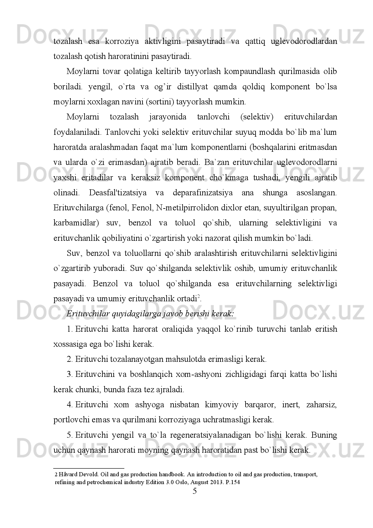 Xom   ashyo   unda   absorbsiyalangan   fenol   bilan   birgalikda   absorber   pastki
qismidan 6-nasos yordamida yig’ilib, 7-sovitkich orqali 10-ekstraksion kolonna 
o’rta   qismidan   beriladi.   Kolonnalar   nasadkali   yoki   tarelkali   tipda   bo’lishi
mumkin.   Kolonna   yuqorisidagi   temperatura   erituvchining   kritik
temperaturasidan   tahminan   8-12 0
C   past   holda   ushlanadi,   odatda   qoldiq   xom
ashyo uchun 115 0
C dan oshmagan holda va kam qovushqoqli xom ashyo uchun
50 0
C.  
Kolonnalar   yuqorisi   va   pasti   orasidagi   hosil   qilinadigan   temperatura
gradienti   10-30 0
C   ni   tashkil   etadi.   Moy   distillyatlarini   tozalashda   fenolning
karrasi   xom   ashyoga   nisbatan   1,2-2   oralig’ida,   deasfal’tizatni   tozalashda   esa
2,54 bo’ladi. 
Tarkibi 0,005% (mass.) dan ko`p bo`lmagan fenol saqlagan rafinat 22nasos
yordamida   17-issiqlik   almashtirgich   orqali   va   oxirgi   sovitgichdan   so`ng
rezevuarga jo`natiladi.
10-kolonnadan   chiqariladigan   ekstraktli   eritma   11-nasos   yordamida   24-
issiqlik almashtirgich (bunda 25-qaynatgichdan chiqayotgan qaynoq fenol bilan
qizdiriladi)  va 23-issiqlik almashtirgich orqali  27-quritish kolonnasiga  beriladi.
Bu   kolonnaga   ekstraktli   eritmani   kiritilishdagi   temperaturasi   150-160 0
S   teng.
Yarim berk tarelkalar yordamida ikki qismga bo`lingan 27-kolonna yuqori qismi
12 ta tarelka bilan jiqozlangan va pasti - kub qismidir. Ekstraktli eritma va unga
birlashtiriladigan fenol-suvli kondensat 27-kolonnada suvsizlantiriladi. 
Bu   kolonna   yuqorisidan   azeotrop   aralashma   buqlari   (taxminan   91%   mass.
suv,   qolgani   fenol)   chiqariladi,   pastki   qismidan   esa-fenolni   asosiy   massasi   va
ekstraktdan   tarkib   topgan   suvsiz   eritma   chiqariladi.   Kolonna   yuqorisidan
chiqarilayotgan   azeotrop   aralashma   buqlarini   bir   qismi   5-absorberga,   qolgan
miqdori esa 19-qavoli sovitgichga yuboriladi. Bu erda hosil bo`lgan suv-fenolli
kondensat   15-yiqgichga   tushadi.   27-kolonnaning   yarim   berk   tarelkasida
yiqiluvchi   ekstraktli   eritma   25-qaynatgichga   o`tadi.   U   bu   erda   32-kolonnadan
chiqayotgan   kondensattsiyalanuvchi   fenol   buqlari   bilan   qizdiriladi.
Suvsizlantirilgan   ekstraktli   eritma   27-quritish   kolonnasi   pastki   qismidan   29-
17